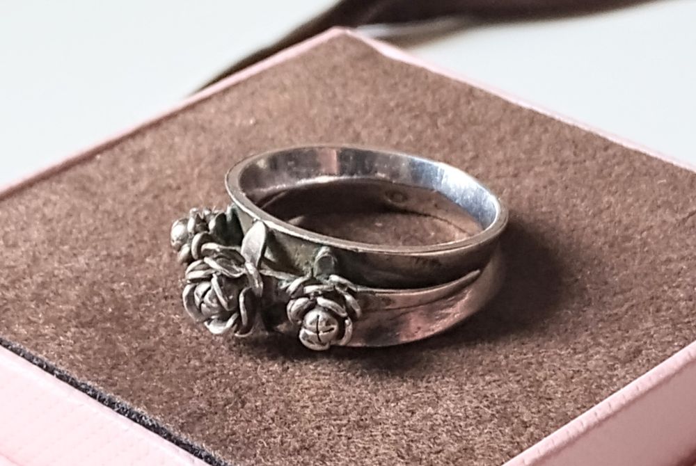 Srebrny  pierścionek Juwelia " Róże " PRL.