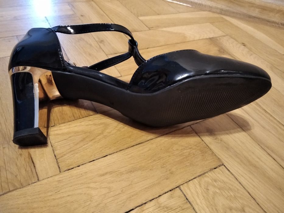 Eleganckie lakierki na obcasie r. 39