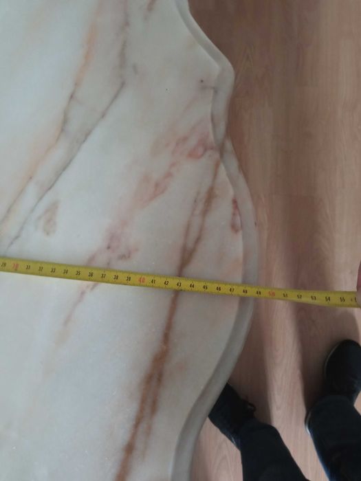 Consola estilo clássico com tampo em mármore e prateleira