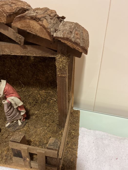 Presepio peças em marfinite e casa em madeira