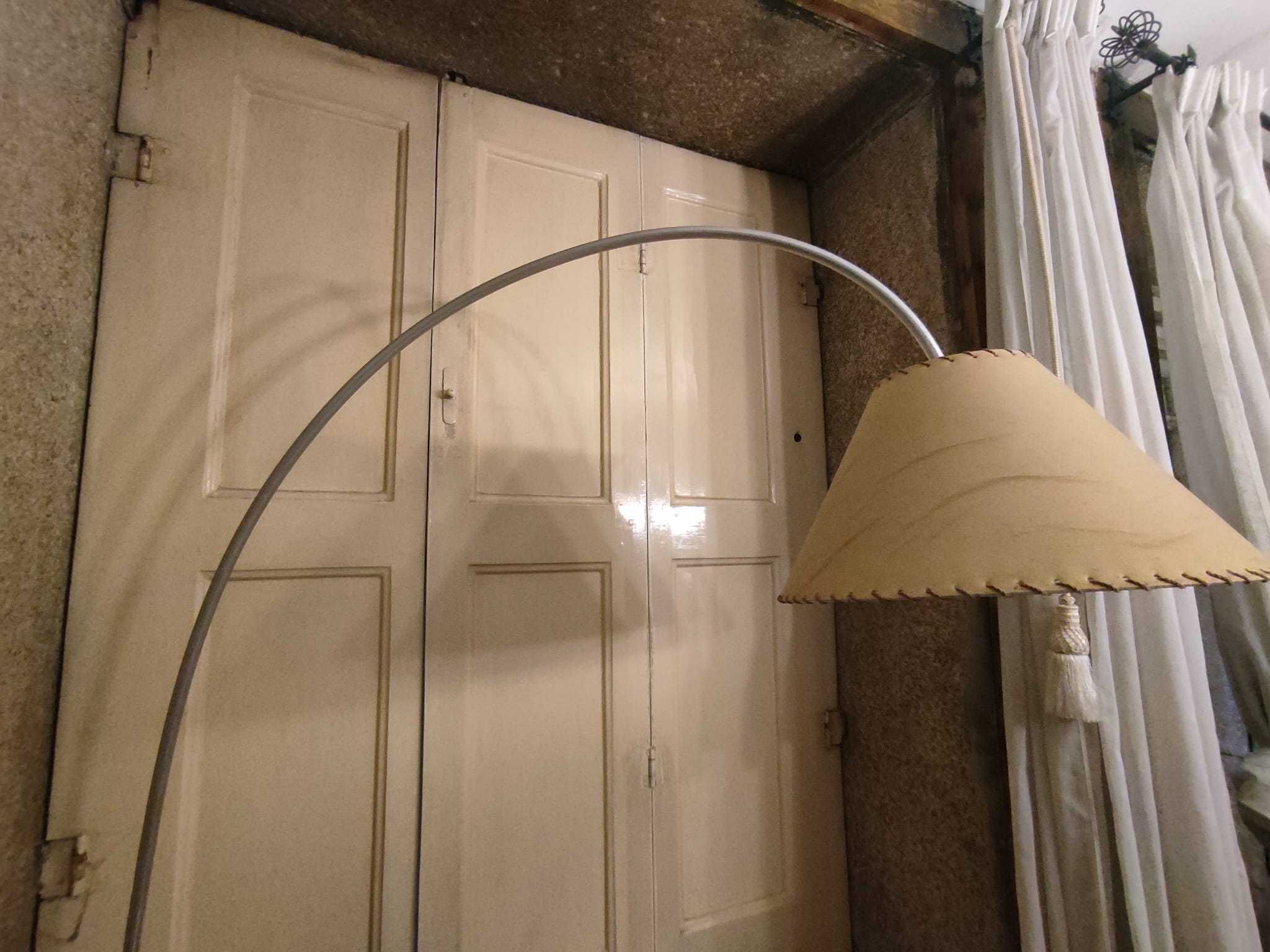 Candeeiro de pé de arco