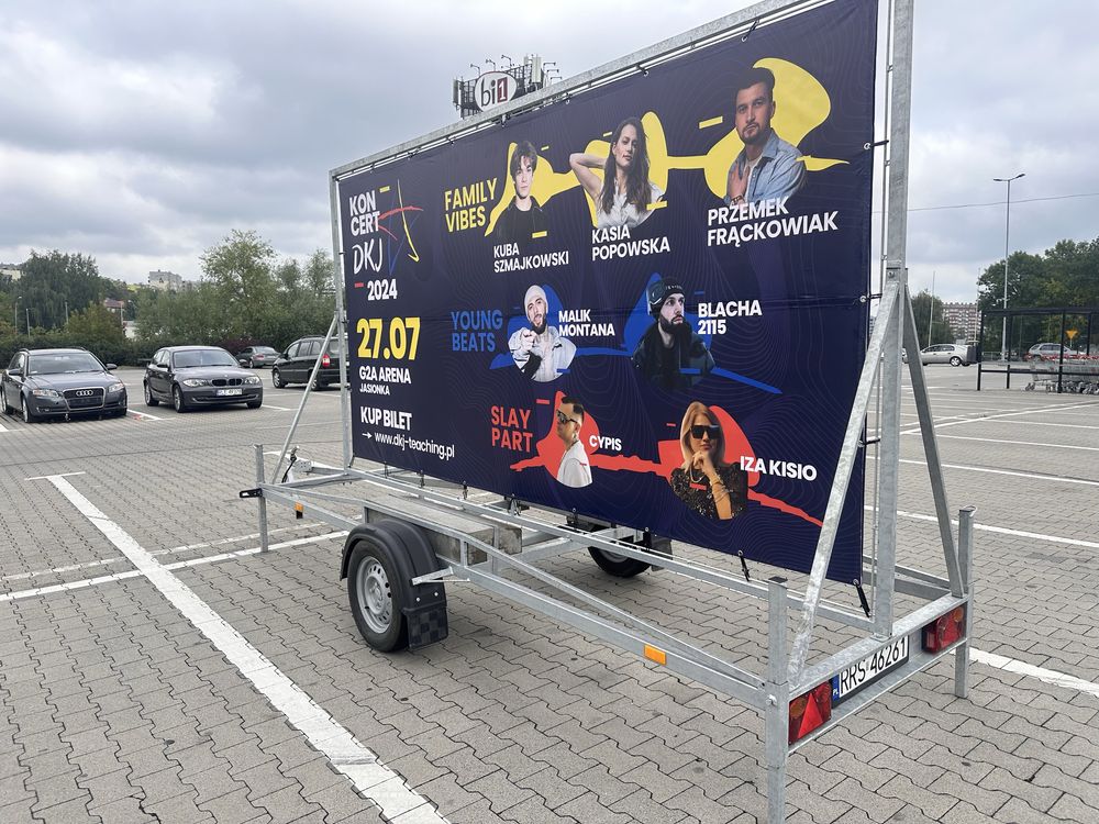 Przyczepka reklamowa wynajem reklama stacjonarna mobilna