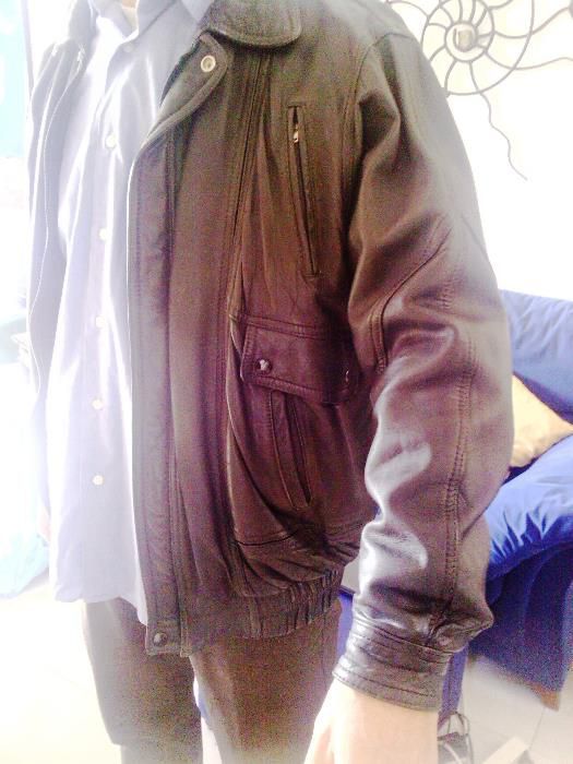 Blusão em pele para homem de cor preta