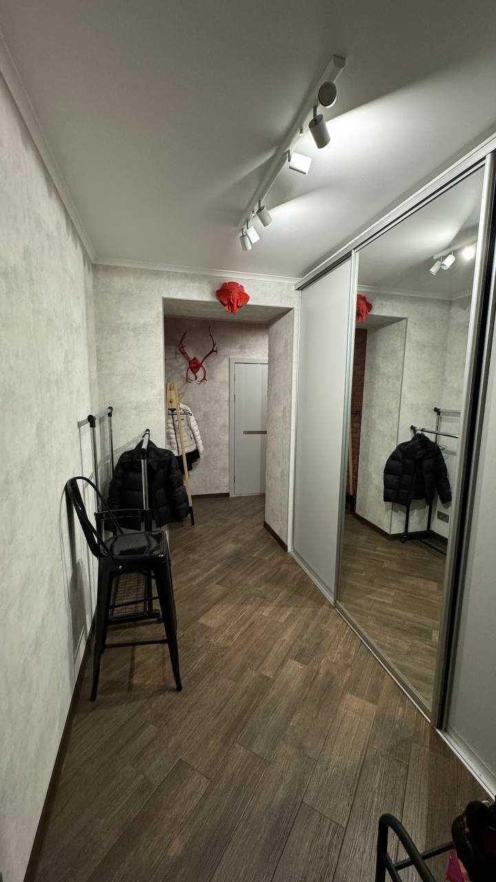 Продам свою 2-кімнатну квартиру Гв-Широнінців 30, метро Ак. Павлова