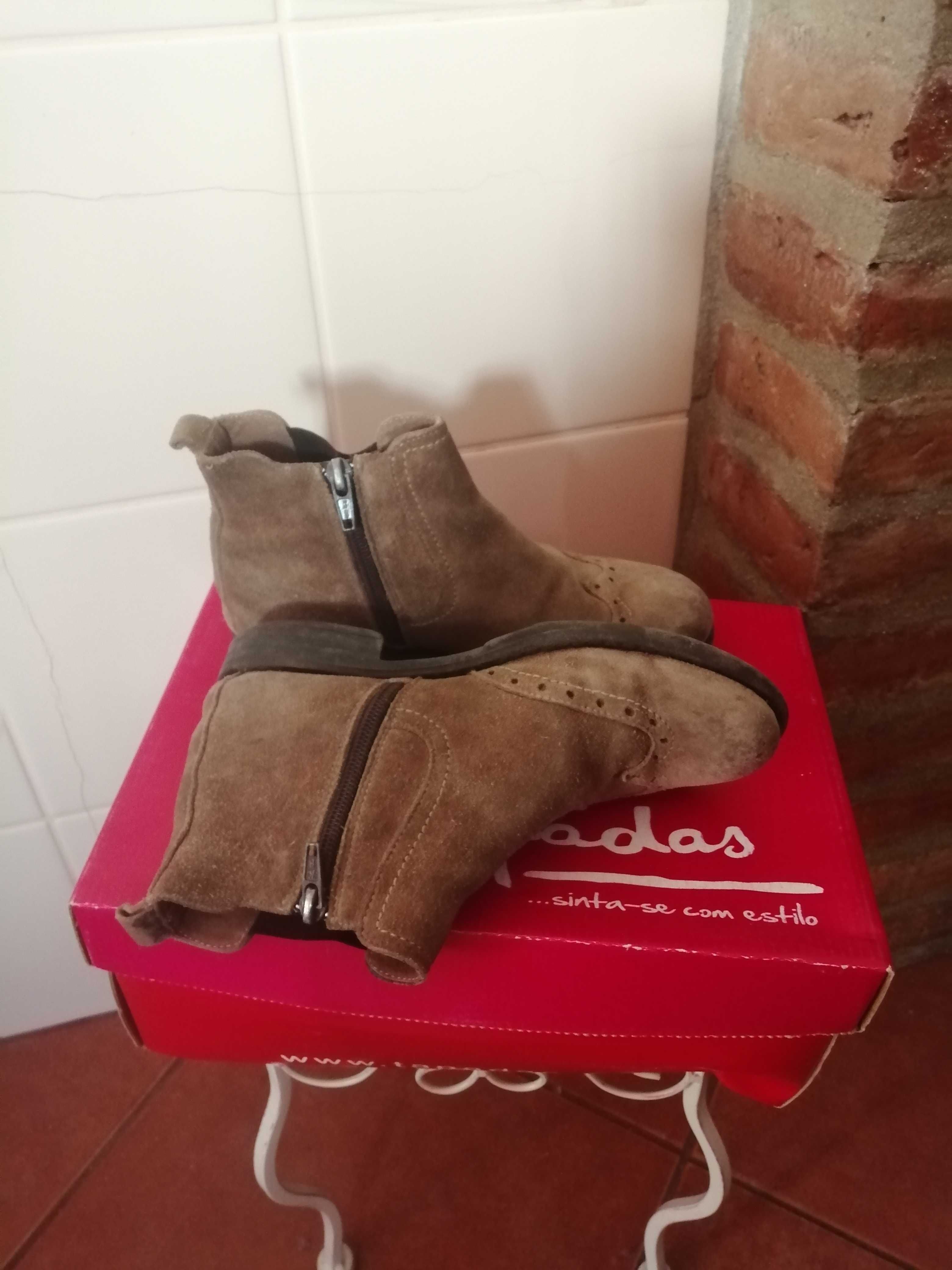 Botas Tapadas 32 em pele/camurça lindas