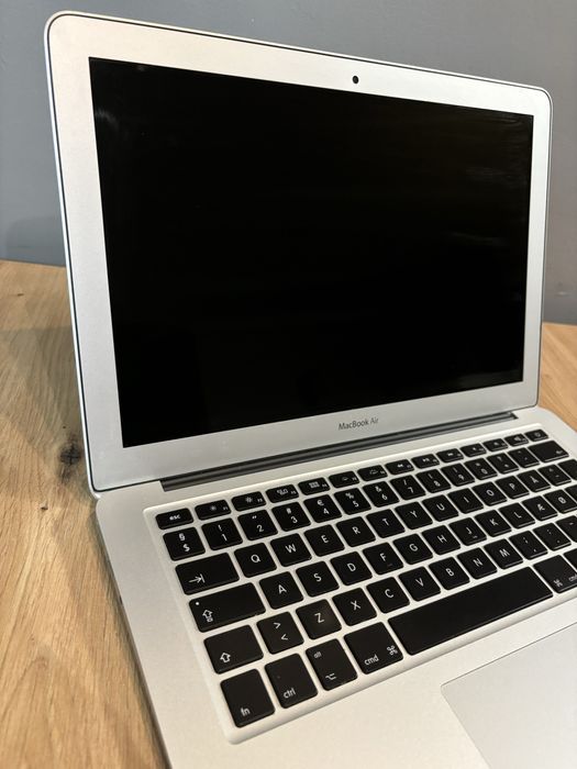 MacBook Air 13” (2017) – sprawny, ale bateria do wymiany