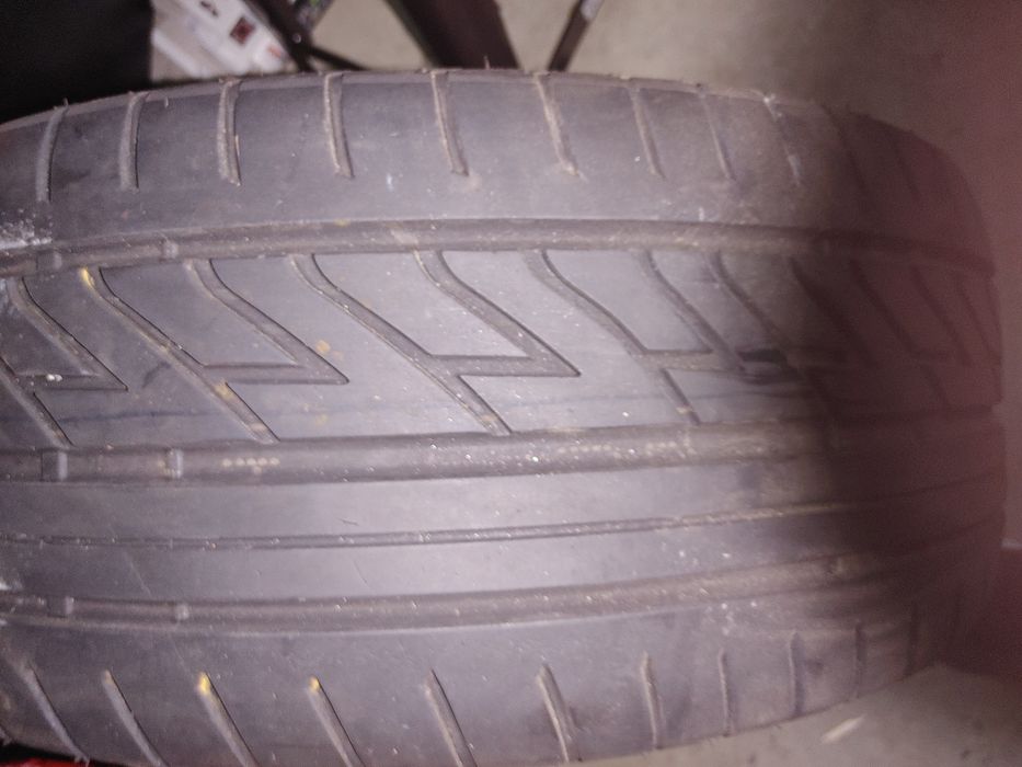 Vendo pneu 235/45R18