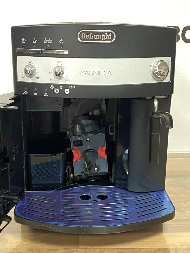 Кавоварка/кофемашина з Німеччини Delonghi Magnifica Black