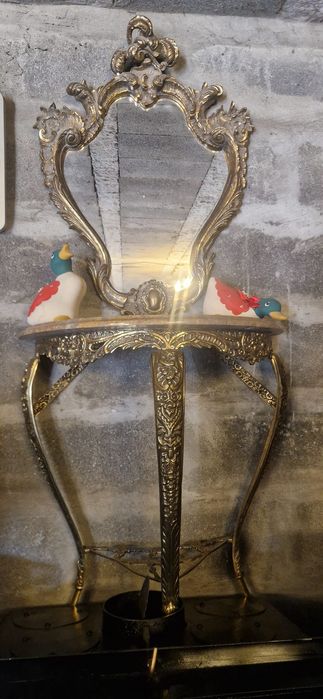 Vendo mesa e espelho em latão