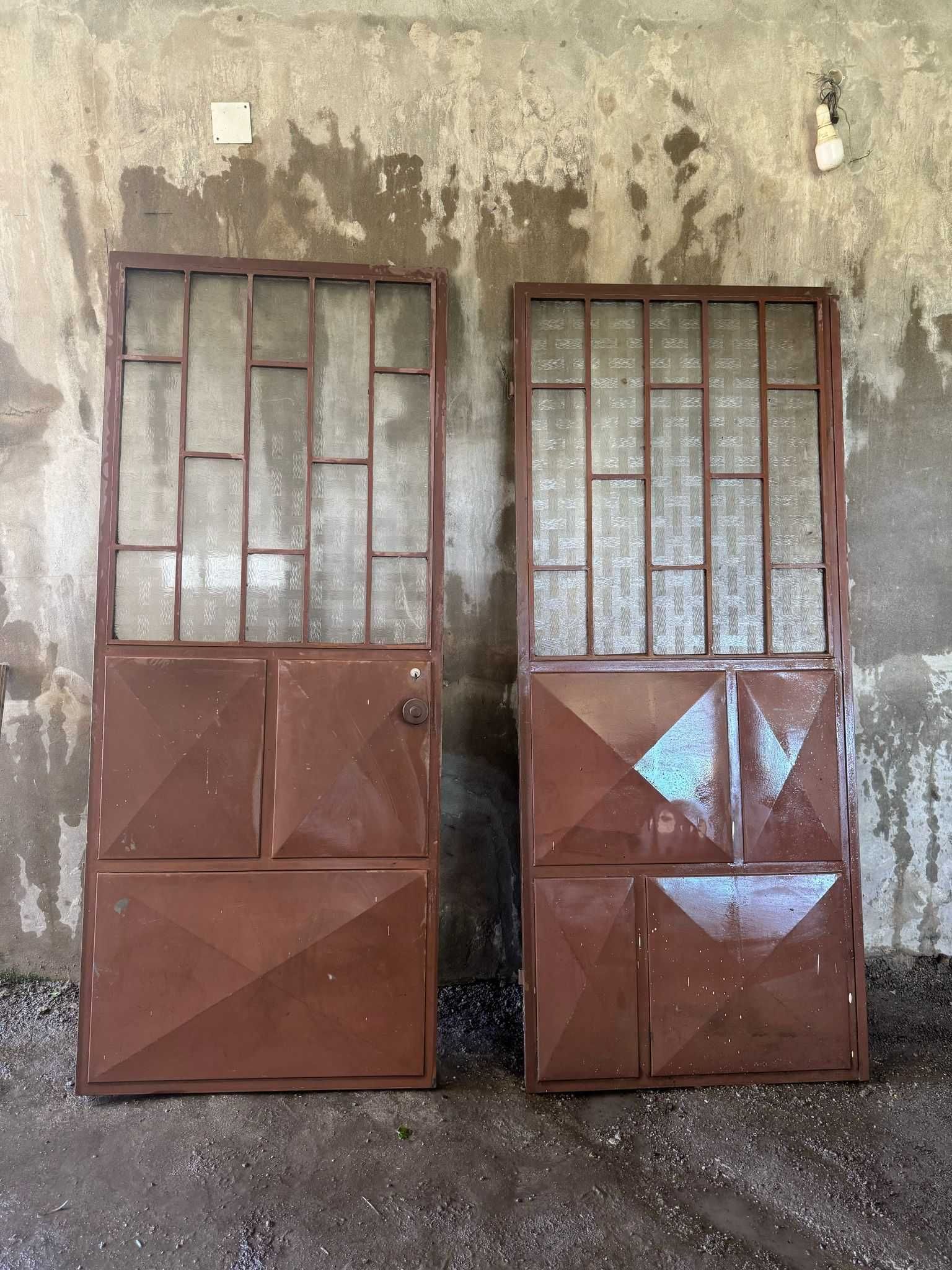 Portas de Ferro com Vidro Desfocado