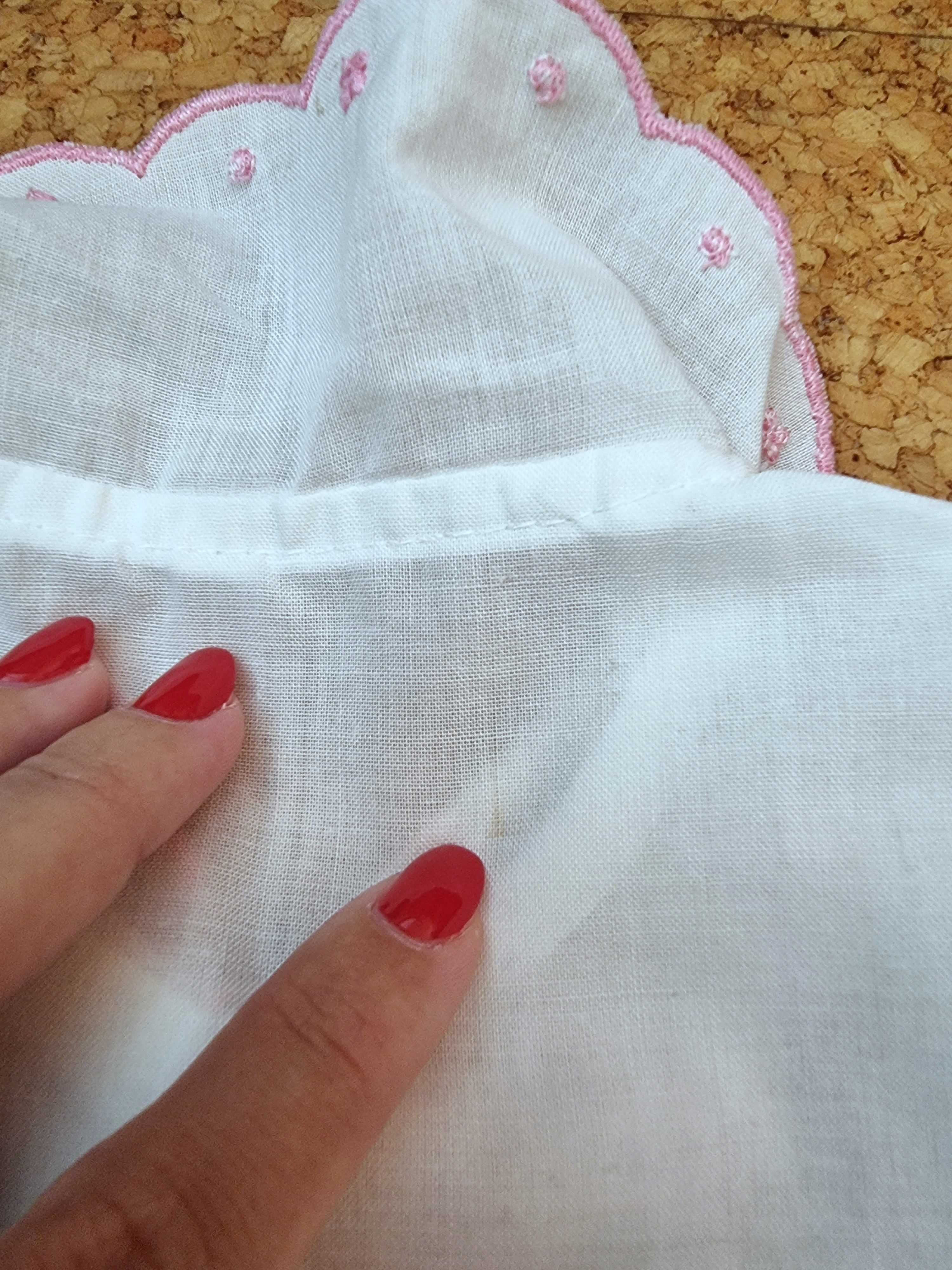 Camisa de manga curta branca com detalhes rosa, 3 anos