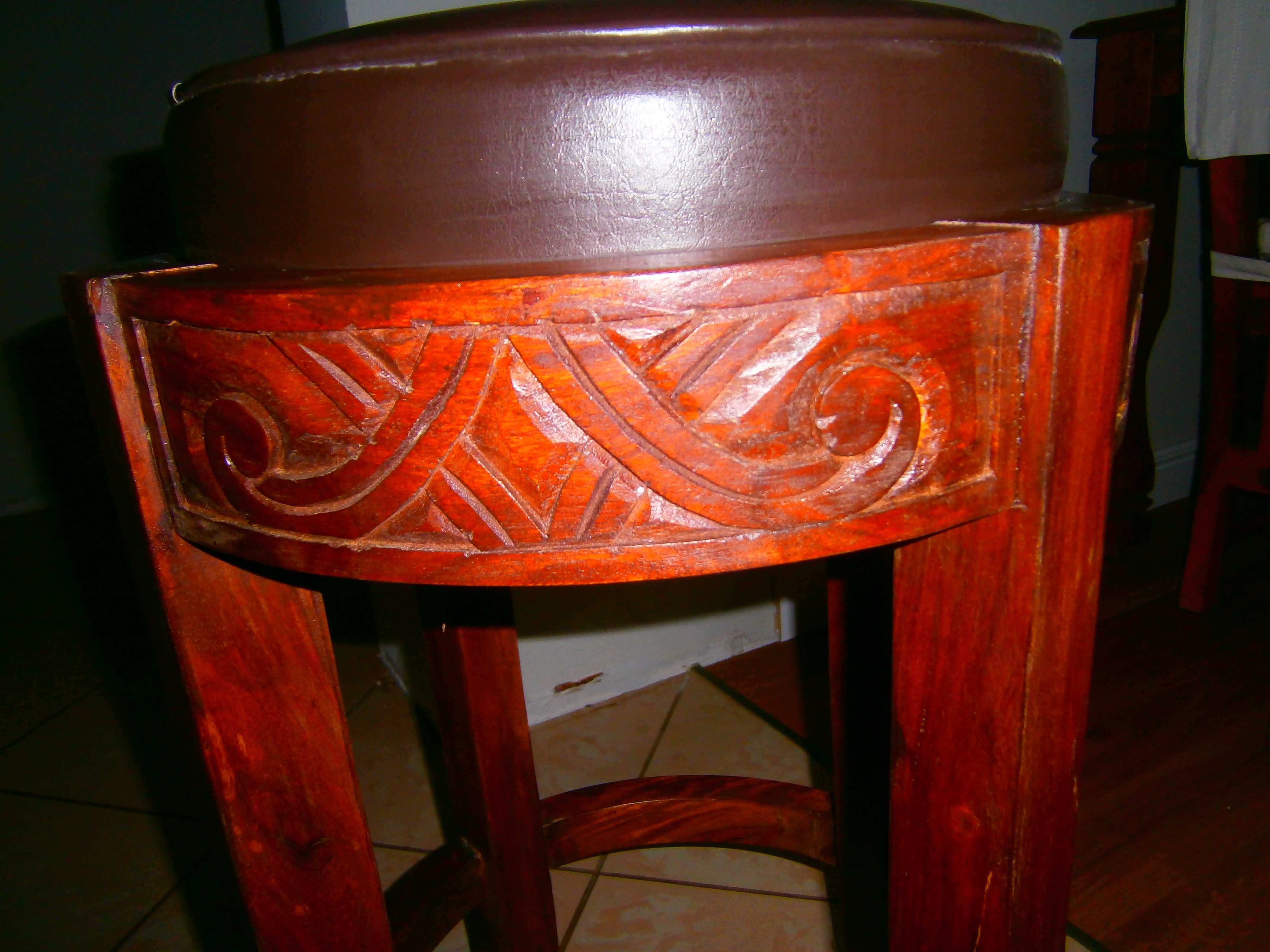 Taboret z drzewa palisandru. Rzeźbiony