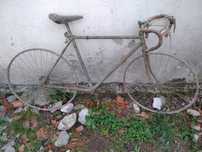 Bicicleta antiga para restaurar