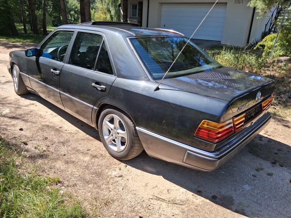 Mercedes  124 idealnie zachowany.