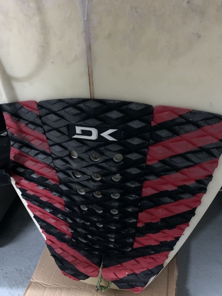 Prancha surf Spider 6.0, com leash Quicksilver, quilhas FCS e deck DK