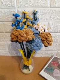 В'язаний букет троянд синього та жовтого кольору, інтер'єр декор