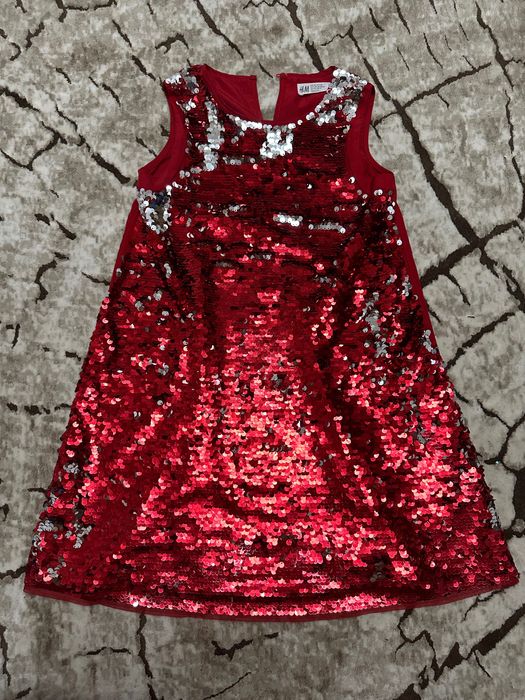 красное платье H&M с пайетками