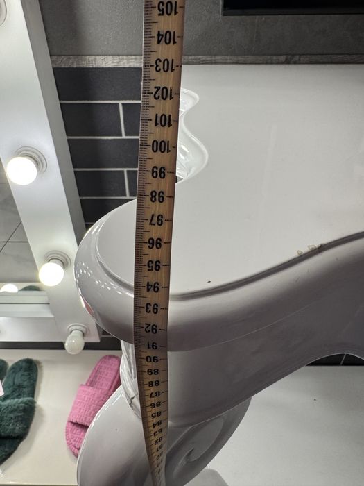 Деревяный глянцевый стол