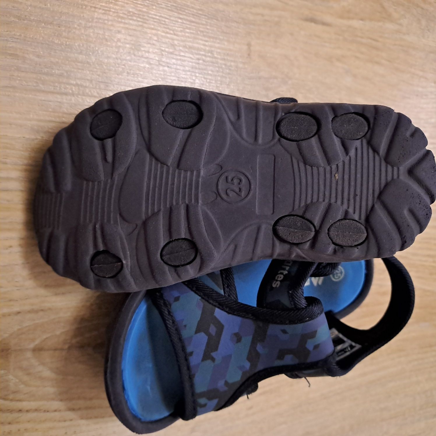 Sandały chłopięce rozmiar 25 Martens
