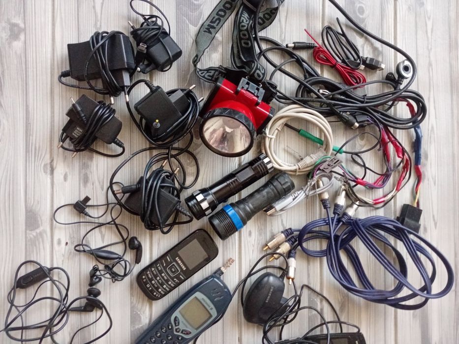 На запчасти .шнуры ,телефоны,фонарики.