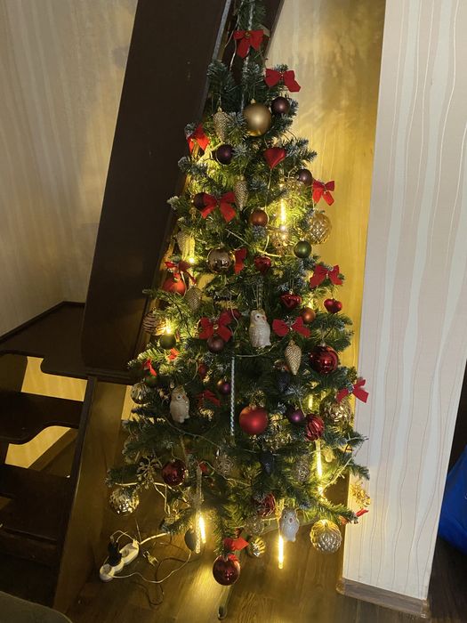 Продам елку европейскую искусственную разборную с игрушками гирляндами