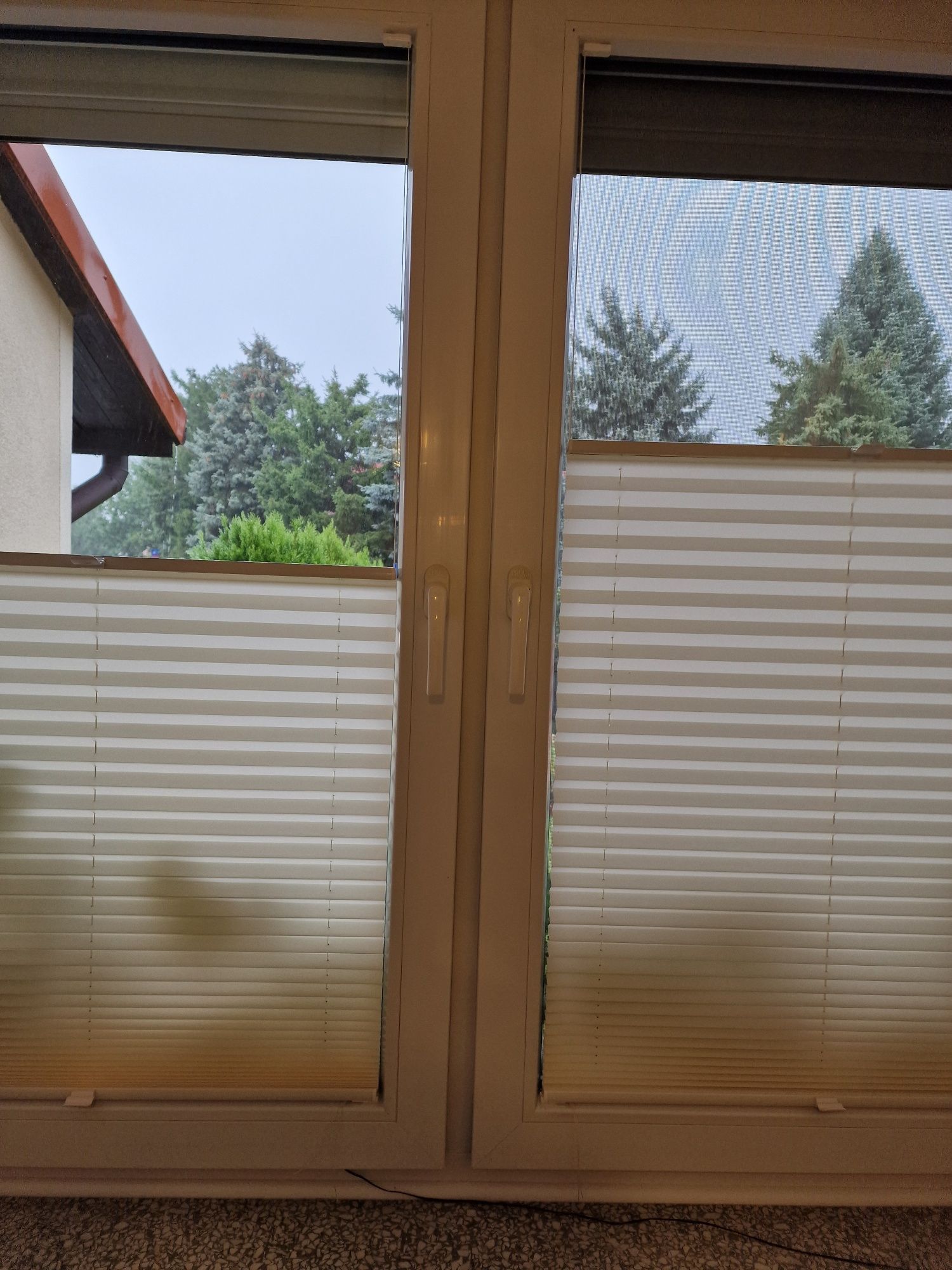 Sprzedam nowe rolety , zamykane od dołu,  (plisa) w kolorze ecru .