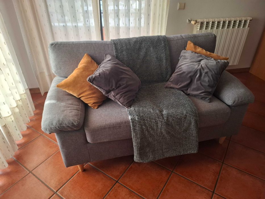 Sofa de dois lugares apenas com 6 meses
