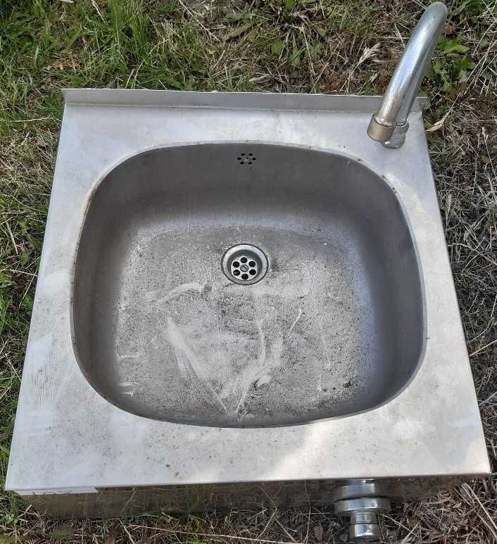 Stalowa nierdzewna umywalka z regulacją i baterią używana