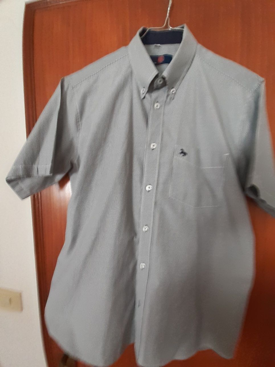 Camisa para homem, manga curta, às riscas.