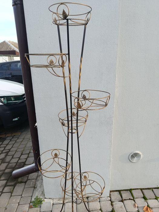 Мелалическая подставка для цветов