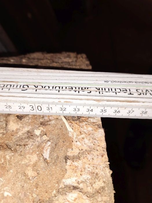 Jesionowy pień drewna o wysokości 35 cm i szerokości 40 cm; suchy