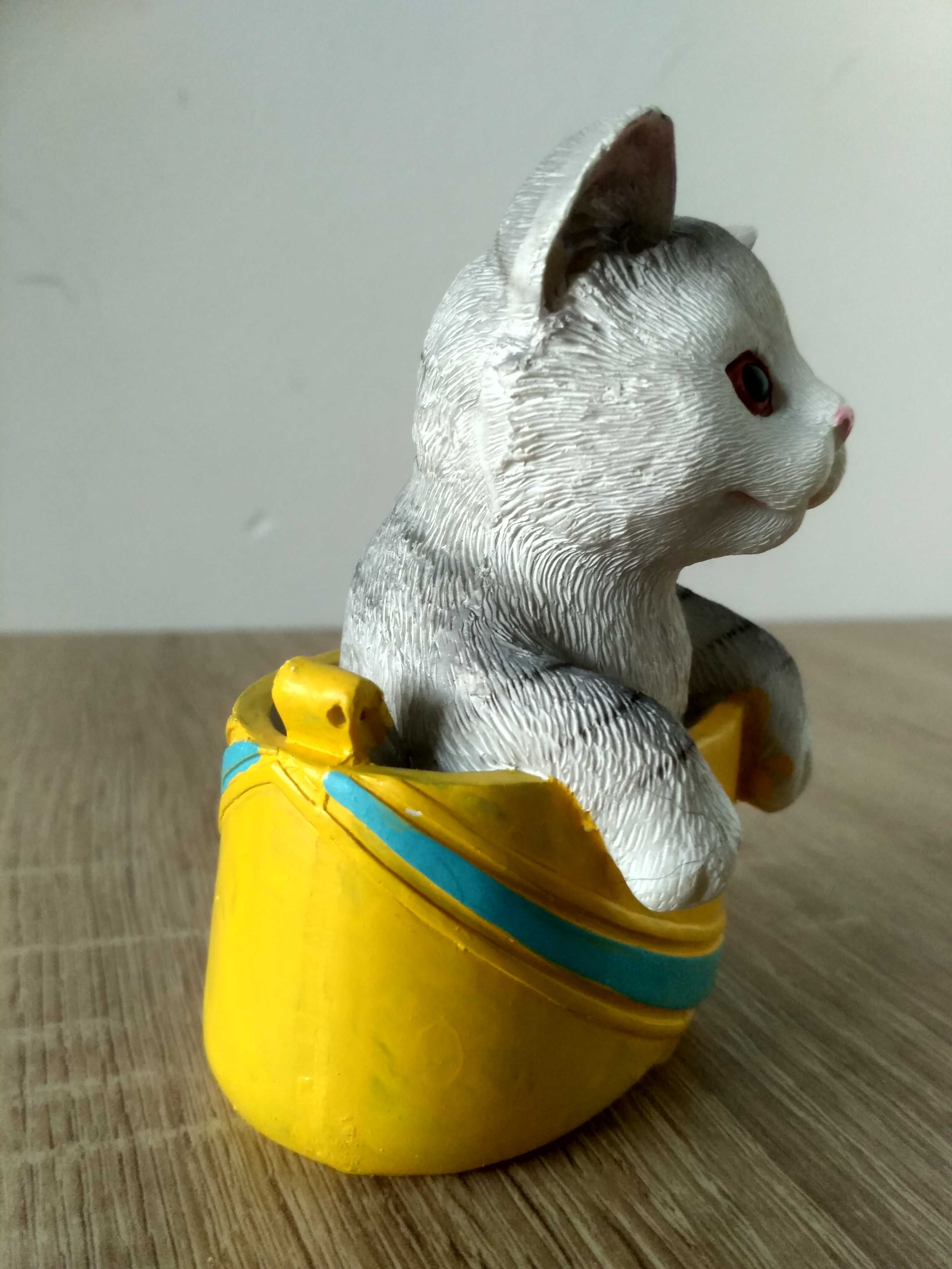 figurka kotka w koszyku