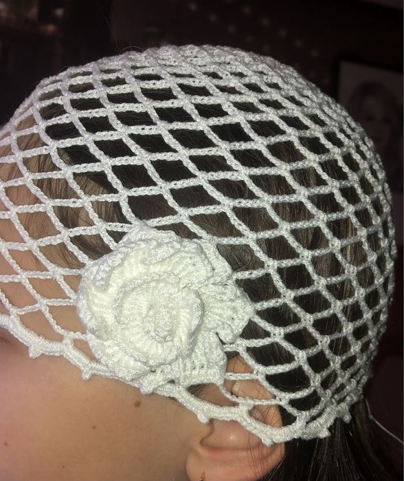 Шапка-сетка с цветком