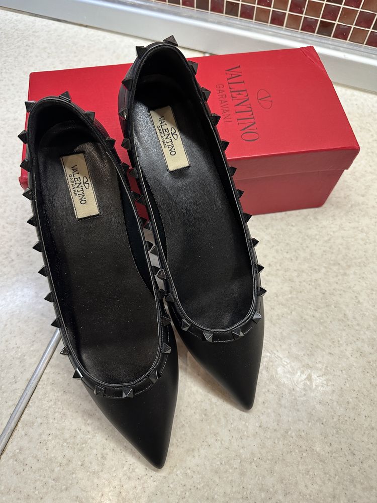 Продам туфли с шипами «Valentino»