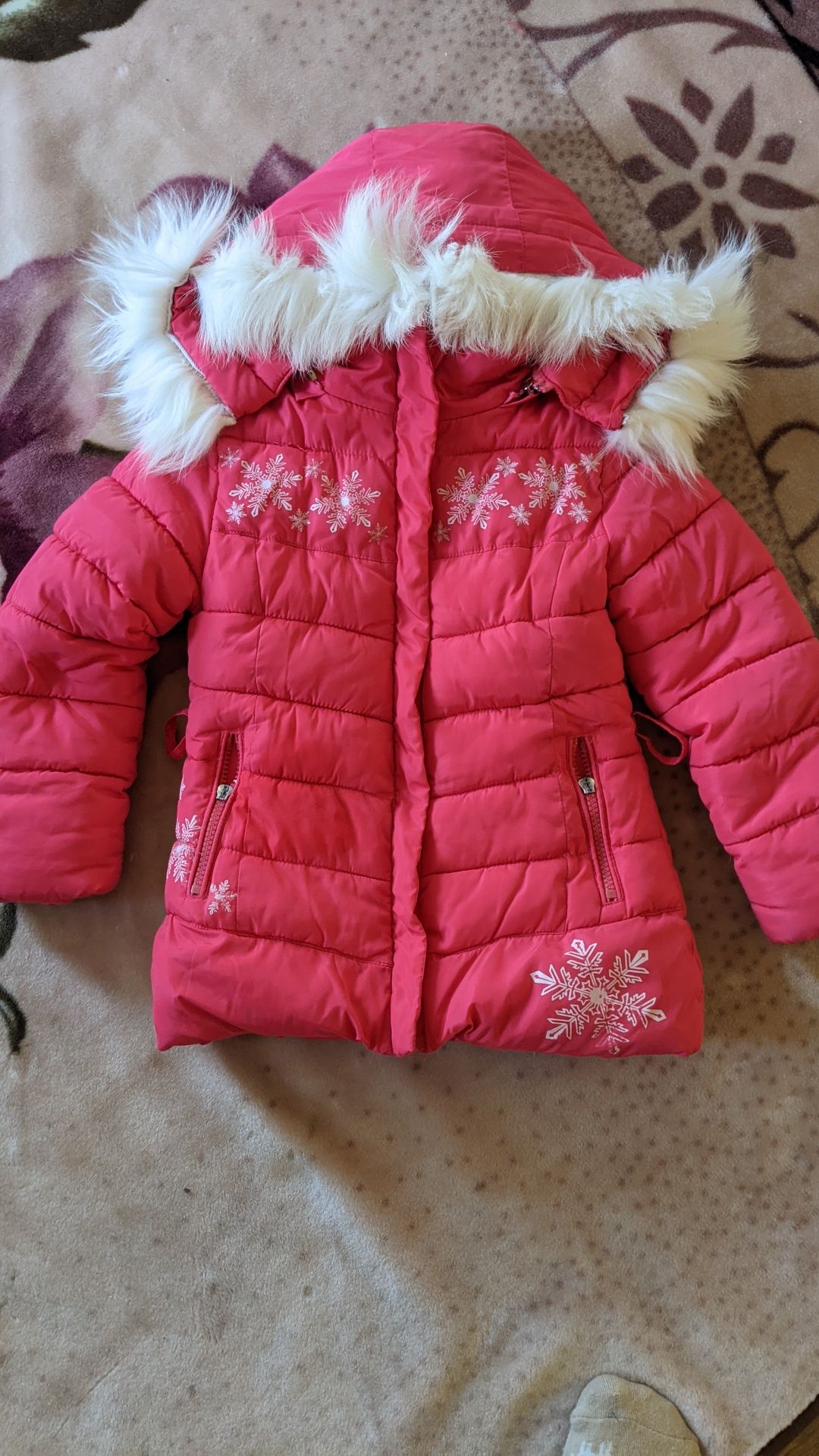Зимова куртка біля дому