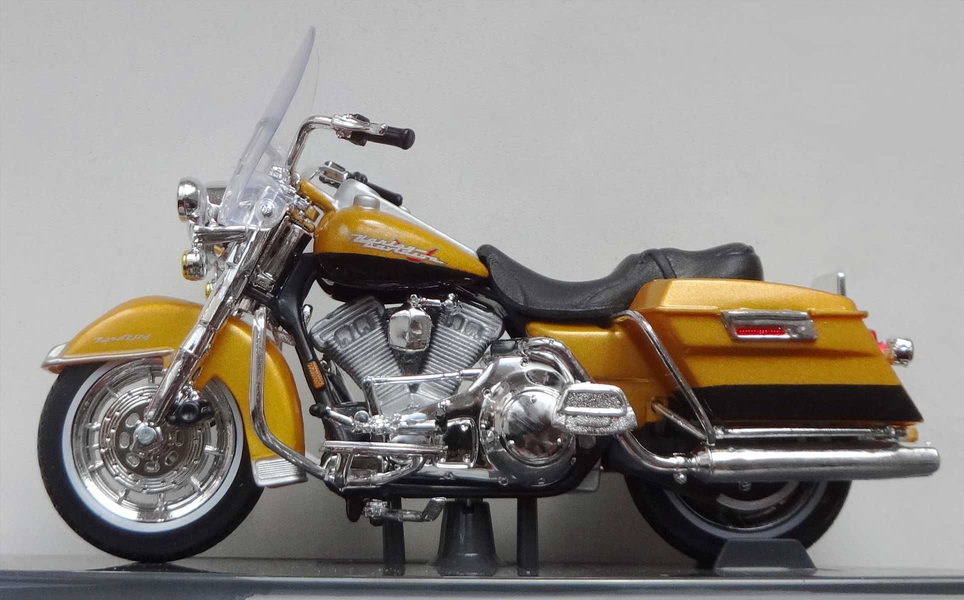 Модель мотоцикла Harley-Davidson 1999 FLHR Road King 1:18