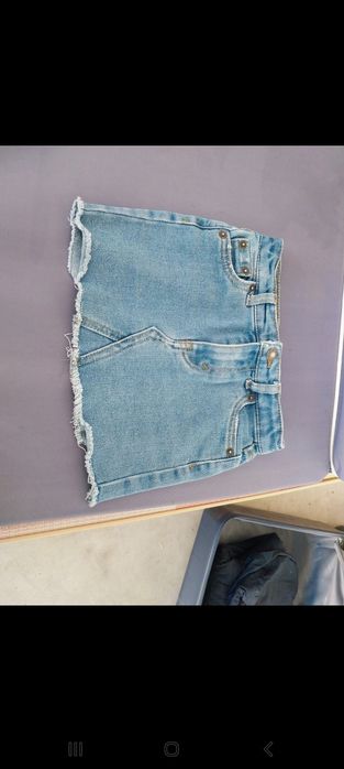 Mini saia da Levis de ganga claro com desfiado de menina