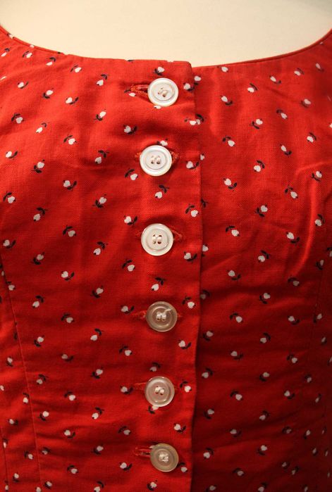 Vestido Vintage Bavarian em Vermelho e Preto