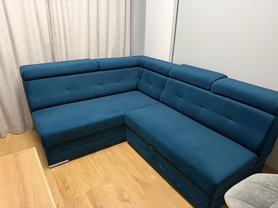 Sofa narożna, narożnik ze strefa relaksu i funkcja spania