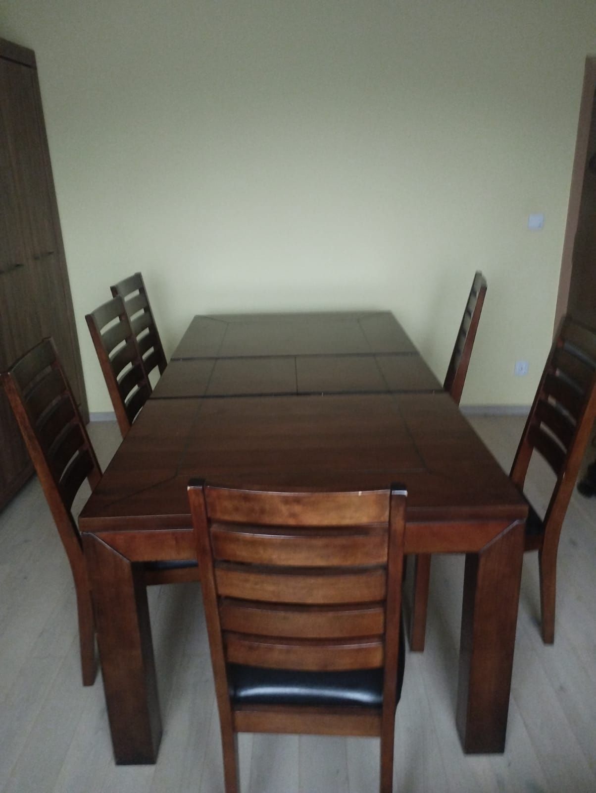 Stół w stylu kolonialnym