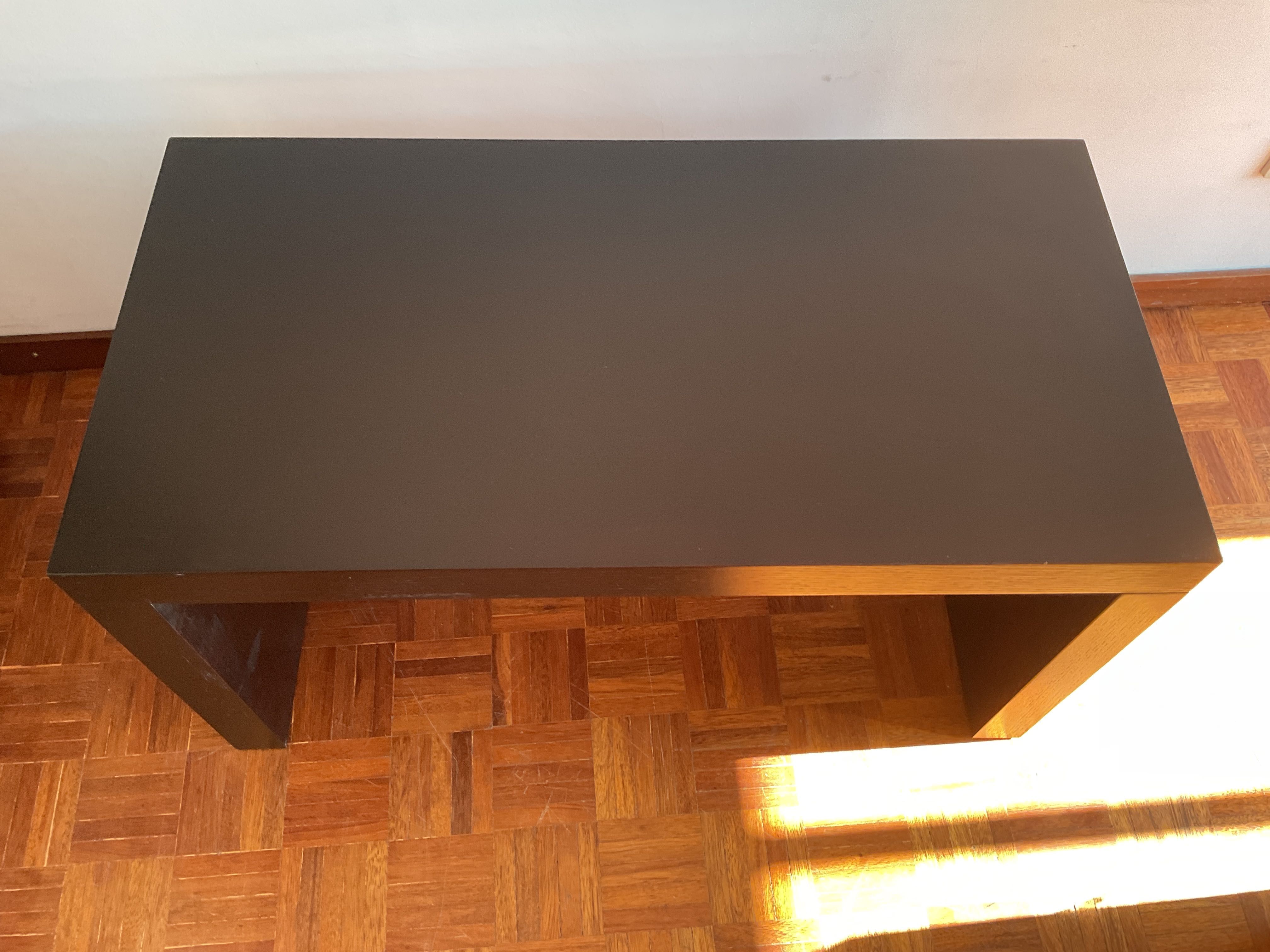 Mesa de sala ou de café em madeira maciça
