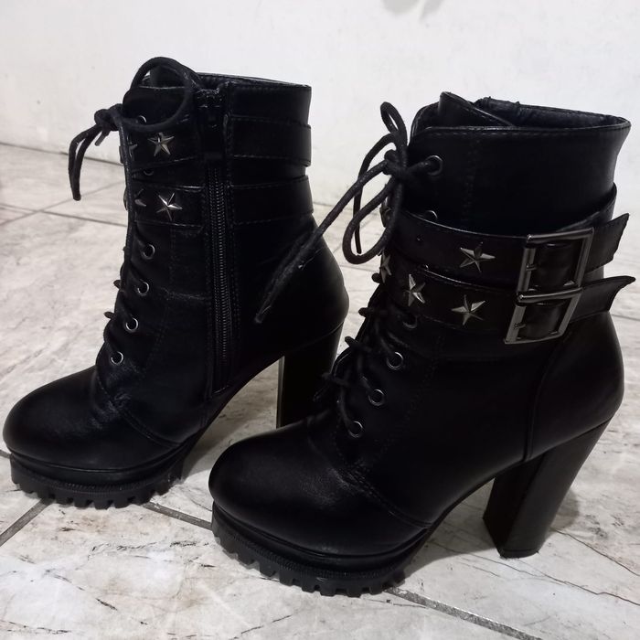 Bota Feminina Salto Alto Plataforma Semi-novo
Tamanho 34