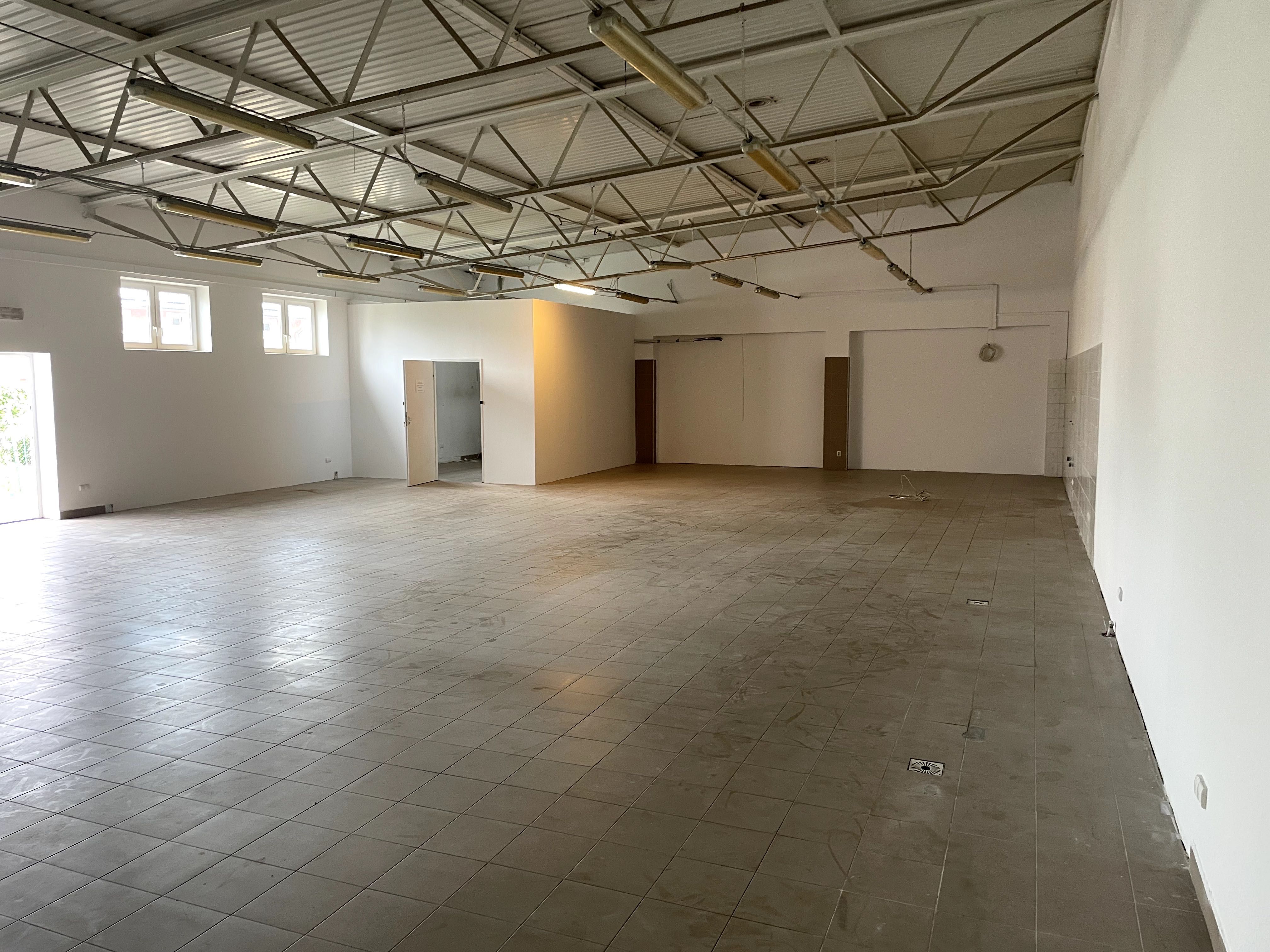 Lokal handlowo-usługowy w centrum Łasku - do wynajęcia - 500m kw