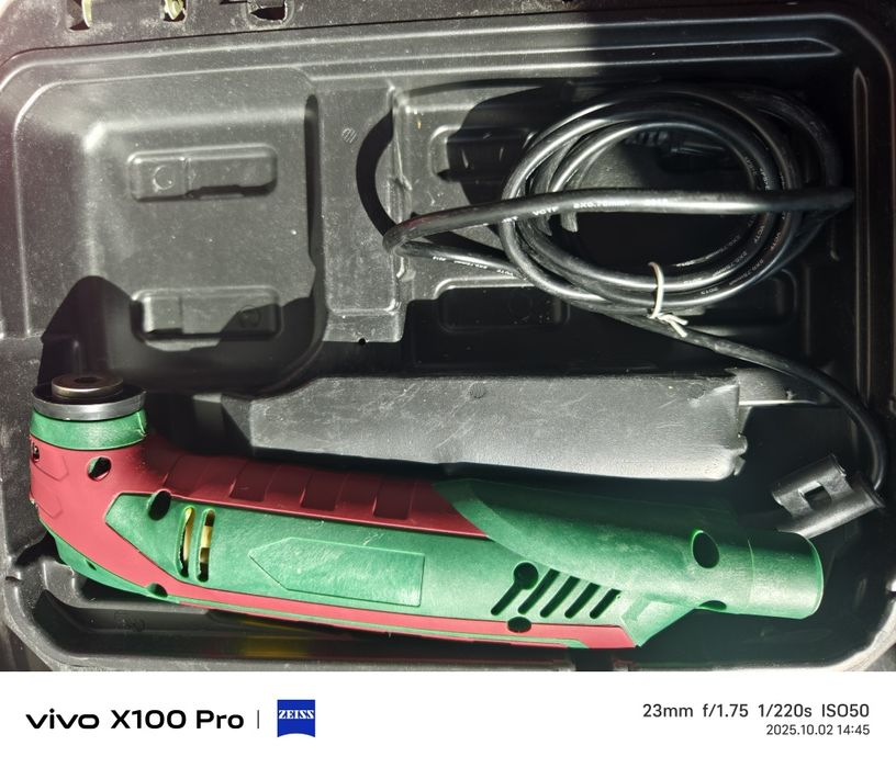 Multiferramenta oscilante elétrica com caixa e muitos acessórios