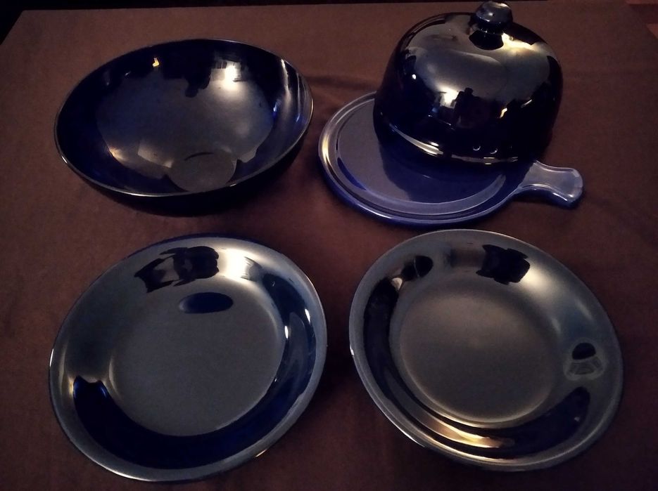 Queijeira, taça e pratos fundos azuis