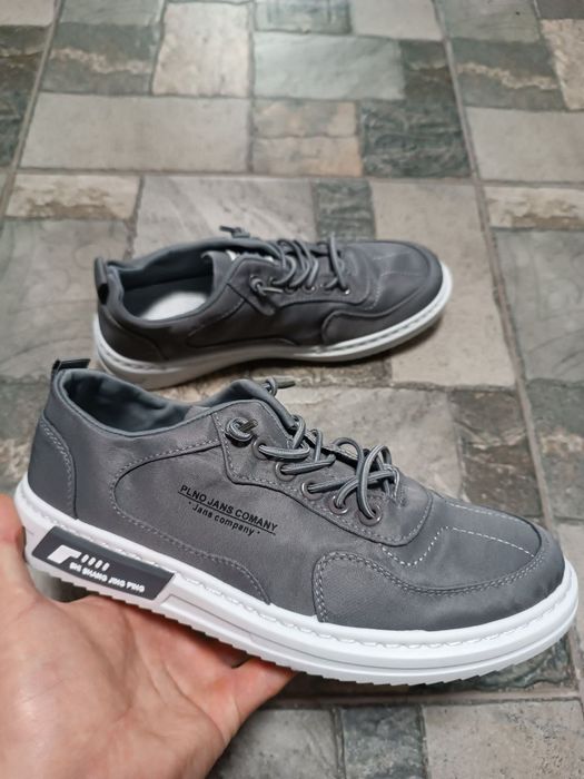 Сірі чоловічі кросівки, резинки шнурки