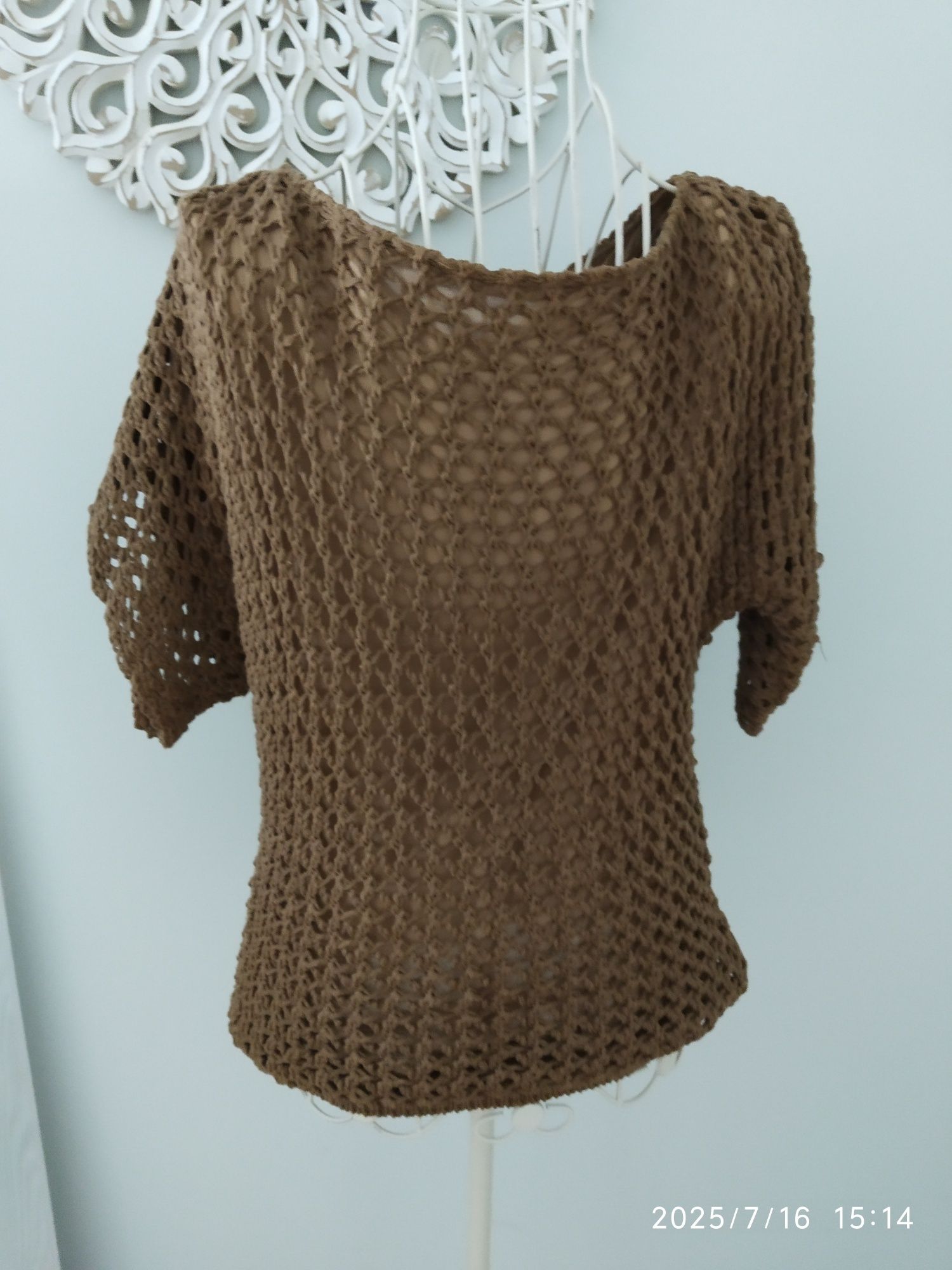 Blusa castanha em crochê, da marca Zara