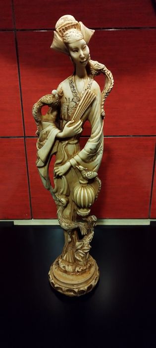 Chińska figurka gejszy