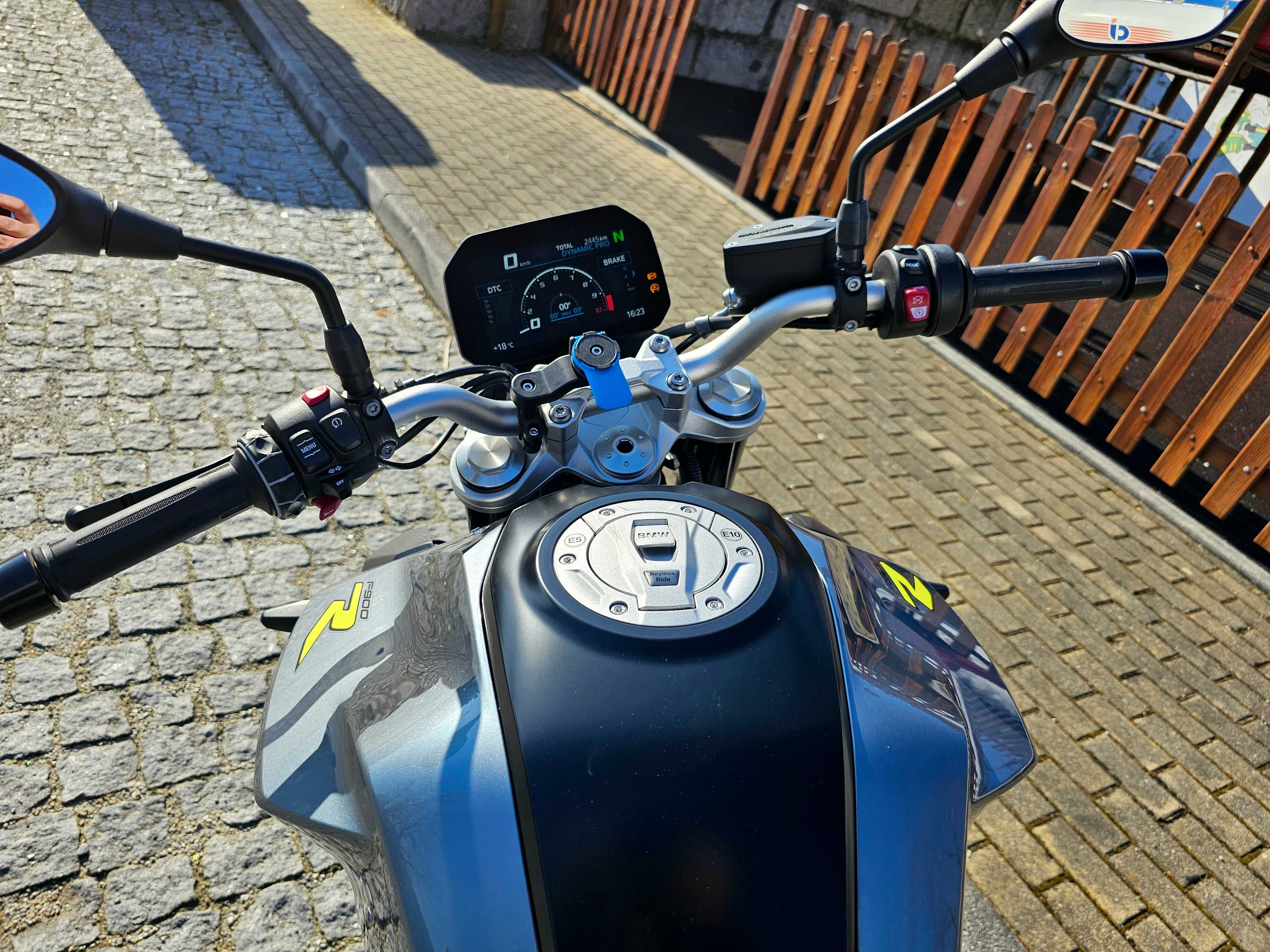 BMW F900R 2023 ABS com apenas 2.445km, extras e em condição excelente!