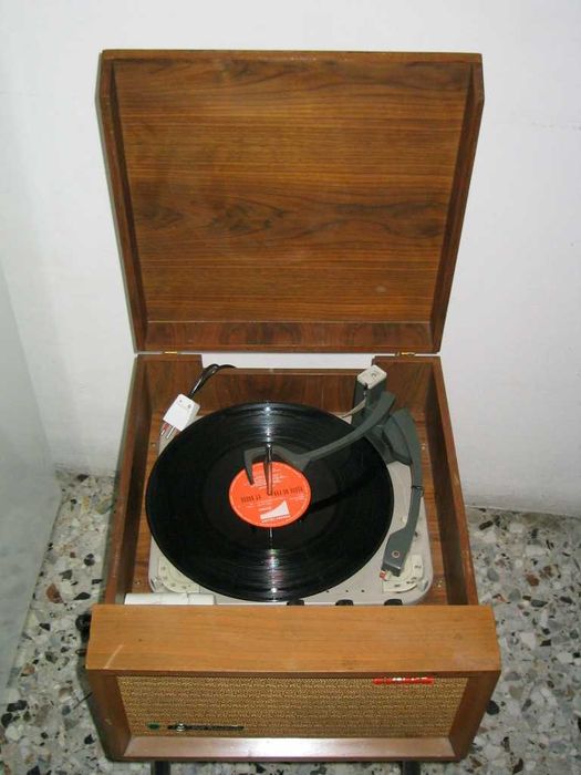 Vendo gira-discos antigo da marca Bell Telephone